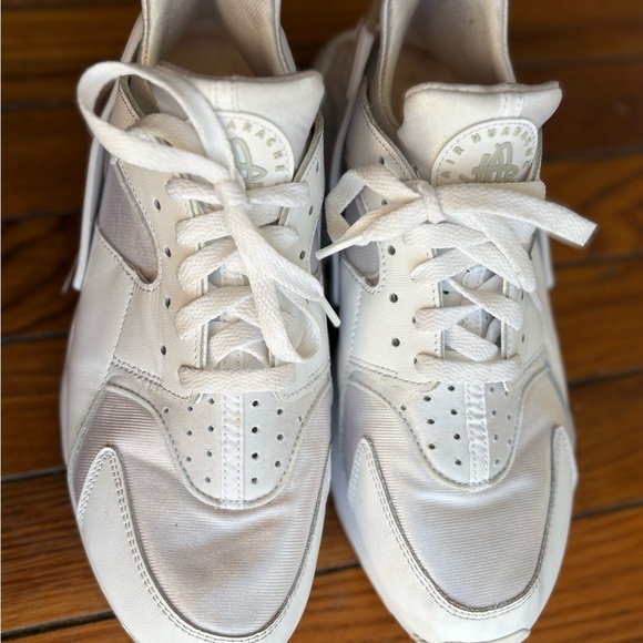 Women’s White Nike Huaraches Sneakers Lace Up - Picture 5 of 10